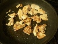 フライパンにごま油とサラダ油を熱し、鶏肉を入れて、両面を色よく焼く。