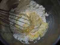 ボウルに薄力粉、ベーキングパウダーを合わせて振るい入れ、卵、ヨーグルト、砂糖大さじ2を加えて、泡立て器で全体が滑らかになるまでよく混ぜ合わせます。