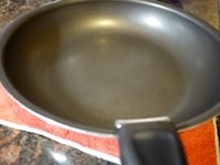 &nbsp;薄く油（またはバター）をひき、中火でフライパンを熱します。濡れ布巾の上に2,3秒置いて、温度を少し下げてから焼き始めます。きれいな焦げ目のパンケーキを焼く秘訣なので、毎回、フライパンの温度が上がりすぎないようにしながら、焼きます。