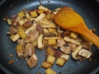 鶏肉に火が通り、薩摩芋が柔らかくなったら陳皮、醤油、蜂蜜を入れて味を整えます。