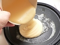 泡立ててる途中でホットプレートのスイッチを入れる。熱くなったらバターを伸ばし、（2）の生地を流し入れ、火力を少し落とす（160℃ぐらい）。<br />