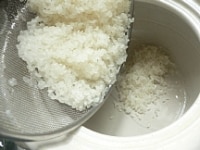 米は炊く30分～2時間前にとぐ。ザルに上げて水を切り、土鍋にあけて、水を入れてひたしておく。<br />