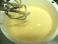 ボウルに卵、砂糖、塩、酒を入れて、湯せんにかけながら混ぜて、ケーキのスポンジのように、しっかりと泡立る。<br />
