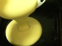 玉子焼き器（四角いフライパン）を温め、バターを溶かして伸ばし、（1）を流し入れる。<br />