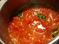 塩をしたたっぷり目の湯でアルデンテに茹で揚げたスパゲッティをソースに加え、ダイスカットしたモッツァレラチーズも加えて和えて、皿に盛ります。