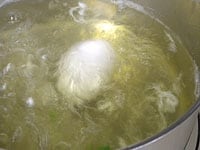 半熟卵をつくります。1の鍋の熱湯で卵をそっと加え8分ほど茹でます。取り出し冷水に5分ほど浸けてから皮を剥きます。