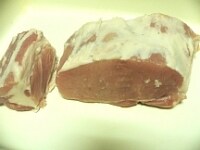 背ロースのブロック肉は、脂を薄く残して削り取り、端の脂と肉が混じっている部分を切り取る。塩とスパイス類を混ぜあわせる。<br />