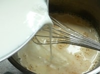 牛乳を沸騰直前まで温め、（4）に少しずつ加えながら混ぜる。<br />