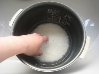 精白米と玄米を一緒にしてとぎます。水は捨てておきます。<br />