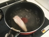 鍋に水2カップと塩を入れて沸騰させ、鶏ささみを入れて5～6分下茹でします。中まで火が通ったら引き上げ粗熱を取ります。<br />
