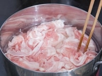 鍋に水をはって、じゃがいも、たまねぎ、豚肉の順に入れて、火にかけます。沸騰したら酒を入れます。