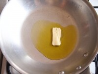 フライパンにオリーブオイル、バターを加えて弱火で熱します。