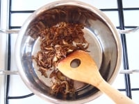 鍋にオリーブオイル、玉葱を加えて弱火でアメ色になるまで炒めます。