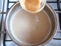 ５）に味噌を溶かし入れ、味を整えます。<br />
器に盛りつけて、七味唐辛子、パセリのみじん切り、オリーブオイルを振りかけます。<br />