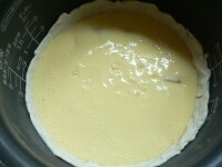 （3）の上に流し入れて炊飯器にセットして、普通に炊く。炊き上がる5分前になったら卵白を泡立て、砂糖を加えて更にしっかり泡立てる。<br />