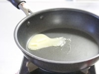 フライパンを中火にかけ、バターを入れて溶かします。