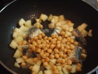 いわしを両面焼いたら、じゃが芋を加え、さらにひよこ豆も加えます。そのまま2,3分炒めて、塩、胡椒をします。