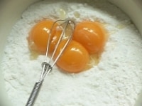 卵黄を加えてグルグル混ぜる。<br />