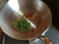 鍋に水と塩を入れて湯を沸かし、ペンネゆでる。その間に フライパンにサラダ油とニンニクを入れて弱めの中火にかけ、色づいたら唐辛子とみじん切りにしたイタリアンパセリを加える。