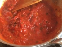 水煮トマトは手で潰して硬いヘタの部分を取り除き、１のフライパンに加え、パスタのゆで汁を加えて加えて調味し、煮詰める。味見をして薄ければ塩（分量外）を足す
