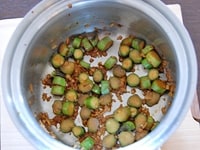 小鍋にアスパラガス、生姜、醤油、きび砂糖を加え、中火にかけます。<br />
<br />
野菜から水分が出てくるので、焦がさないように木べらで混ぜながら、水分がなくなるまで煮詰めたらできあがりです。