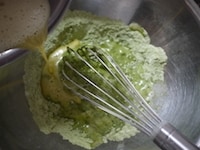 ふるった粉類を少しずつ加え、泡立て器で粉っぽさがなくなるまで手早く混ぜます。