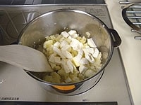 2の鍋に、牛乳、細かく切ったモッツァレラチーズ、バター、コショウを加え、弱火でチーズが溶けるまで混ぜます。
