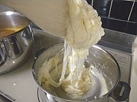 チーズが溶けたら火を止めます。余熱でよく混ぜると全体がまとまり、持ち上げると糸が引くように伸びます。
