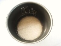 白米3/4合と玄米1/4合を合わせ、水で研ぎます。研ぎ水は捨て、1.2合分の目盛りまで水を入れ15分程度置き、玄米モード（なければ白米モード）で炊飯します。 <br />