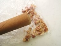 厚手のビニール袋アーモンドとくるみを入れて、袋の上から麺棒などを使って砕きます。