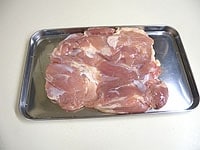 鶏モモ肉は肉の厚さが平らになるように包丁を入れます。酒と塩をふり冷蔵庫で半日ほどおきます。<br />
