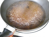 4のフライパンを綺麗にふき取り、みりんを煮きり、醤油を加えタレを作ります。4を戻したタレを絡めます。