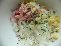 ボウルにご飯、（1）、卵、塩、コショウ、ガーリックを入れ、手でよく混ぜる。<br />
