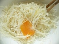 次に卵黄を加えて混ぜる。ノンフライヤーを180℃で4分に合わせて予熱開始する。<br />