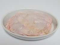 鶏肉は耐熱容器に入れて塩・酒をふり、ラップをして電子レンジの600Wで2分、200Wで8分加熱して火を通す。ラップをしたまま荒熱をとる。<br />