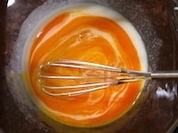 薄力粉、グラニュー糖、少量の牛乳を混ぜてから、卵黄を混ぜる