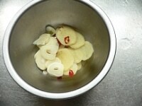 生姜とニンニクを薄く切り、赤唐辛子は種を除いて小口切りにする。<br />