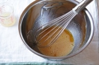 ボウルに卵、卵黄、グラニュー糖を入れて泡だて器でよく混ぜ、１の果汁を加えて混ぜる。