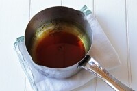 カラメルソースを作る。<br />
小鍋にグラニュー糖、水を入れ、鍋をゆすりながら全体があめ色になるまで加熱する。火からおろして湯を加えカラメルをのばす。<br />