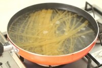 鍋にお湯、塩（お湯の量の1％）を入れて強火にかけ、沸騰したらスパゲッティを加えて表示時間通りに中火で茹でます。