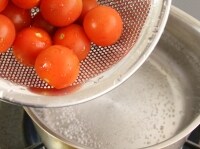 ミニトマトはへたを取って熱湯で30秒ゆでる。<br />