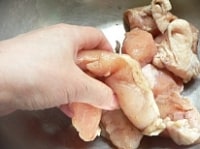 鶏肉はさっと洗って水気をしっかりふき取り、1枚を4～5つに切り、初めに塩とホワイトペッパーをふってもみ、次におろしニンニク、オールスパイスをもみ込む。<br />