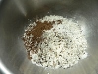 薄力粉、オールスパイス、ブラックペッパー、塩を混ぜる。<br />