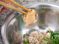 大葉は千切り、ミョウガはみじん切りにして、青ねぎの小口切りとともにボウルに入れ、味噌を加える。