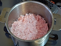 鍋に豚ひき肉、酒（分量外）大さじ1を入れてよくもみ込み、表面を平らにして蒸し煮にする。豚ひき肉に火が通ったら好みの大きさにほぐし、粗熱がとれるまで置く。