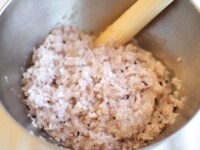 もち米、雑穀を合わせて炊いた米は、10分ほど蒸らして、ボールに開けて、すりこぎなどで半つきにします。