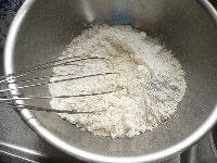 ボウルに薄力粉、ベーキングパウダー、砂糖、塩を入れて泡立て器で混ぜる。