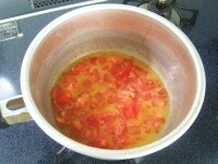 湯むきして細かく刻んだトマト、水、オレンジジュース、砂糖を鍋に入れて5分程加熱します。