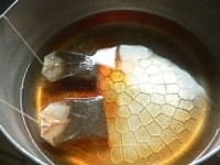 鍋に水500ccを入れて沸かして火を止め、ティーバッグを入れて紅茶を作り、砂糖を加える。<br />