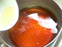 紅茶にゼラチン液を入れて混ぜ、冷水で冷やしてあら熱をとる。<br />